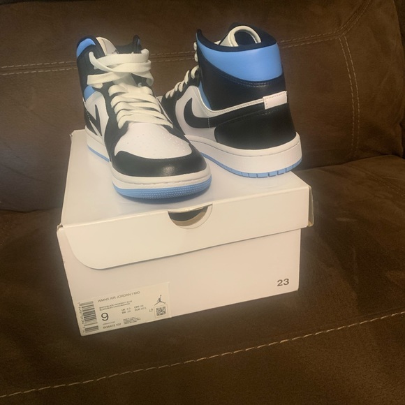 Nike Air Jordan 1 Mid Women’s - Picture 4 of 4